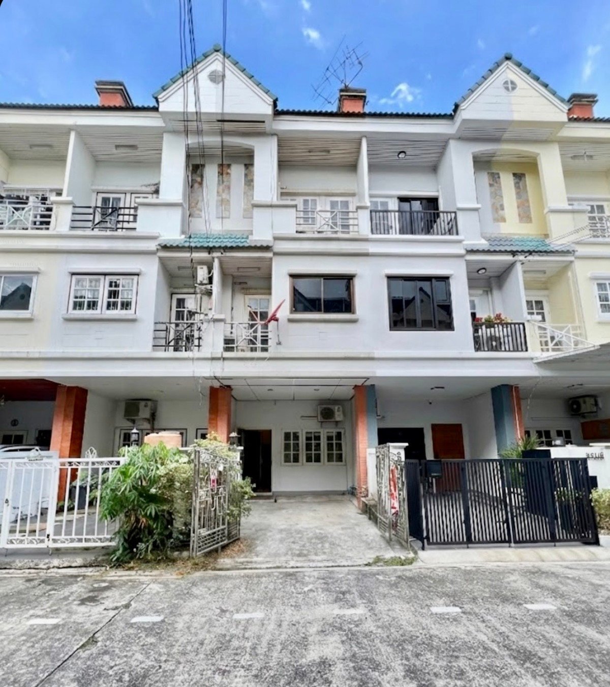 ขายทาวน์โฮมโชคชัย4 ลาดพร้าว71 : ขายทาวน์โฮม 3 ชั้น หมู่บ้านเกตุนุติเชอมีเน่ ลาดพร้าว 87 | ทำเลศักยภาพ ใจกลางลาดพร้าว เดินทางสะดวก ใกล้สิ่งอำนวยความสะดวกครบ