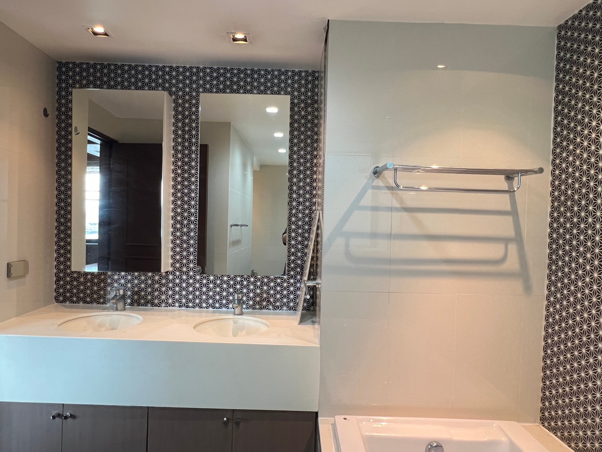 President Park Sukhumvit24 - 3beds 223sqm. 70,000/month Available now Loading...