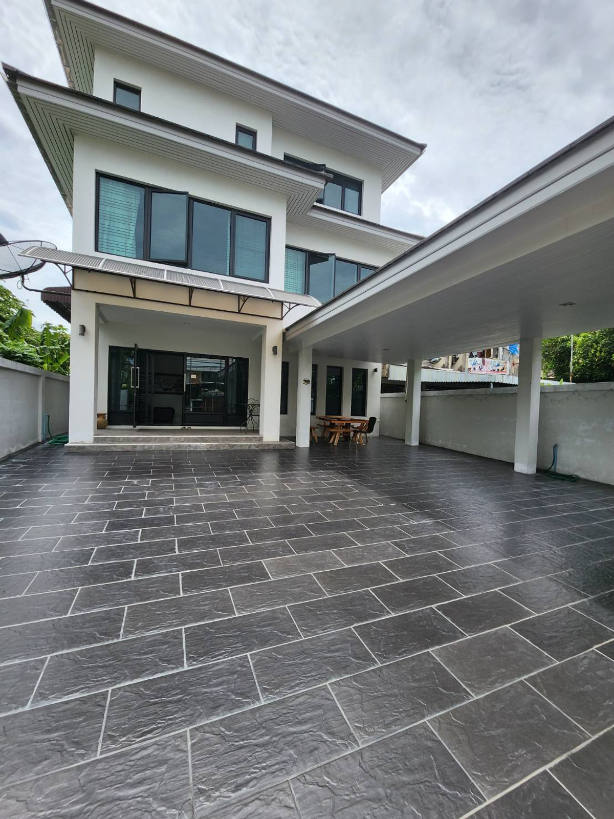 For SaleHouseOnnut, Udomsuk : 3-story detached house for sale, 4 bedrooms, 4 bathrooms, 1 maid's room, near BTS Punnawithi in Muang Thong Village 4, Sukhumvit 101.