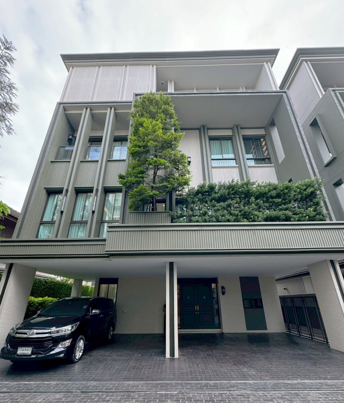 For SaleHouseSukhumvit, Asoke, Thonglor : 🏡 Newly Built 4-Storey Luxury House – Modern Design, Fully Furnished, Ready to Move In – Prime Ekkamai Location ** NO CO-AGENT ** 