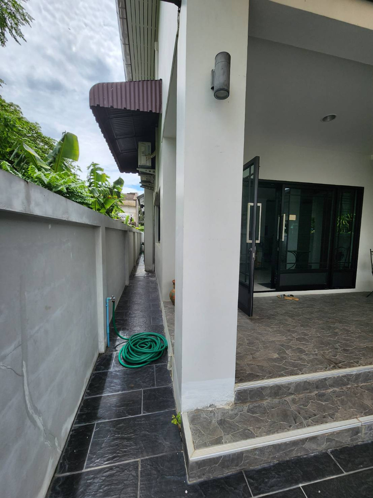 For SaleHouseOnnut, Udomsuk : 3-story detached house for sale, 4 bedrooms, 4 bathrooms, 1 maid's room, near BTS Punnawithi in Muang Thong Village 4, Sukhumvit 101.