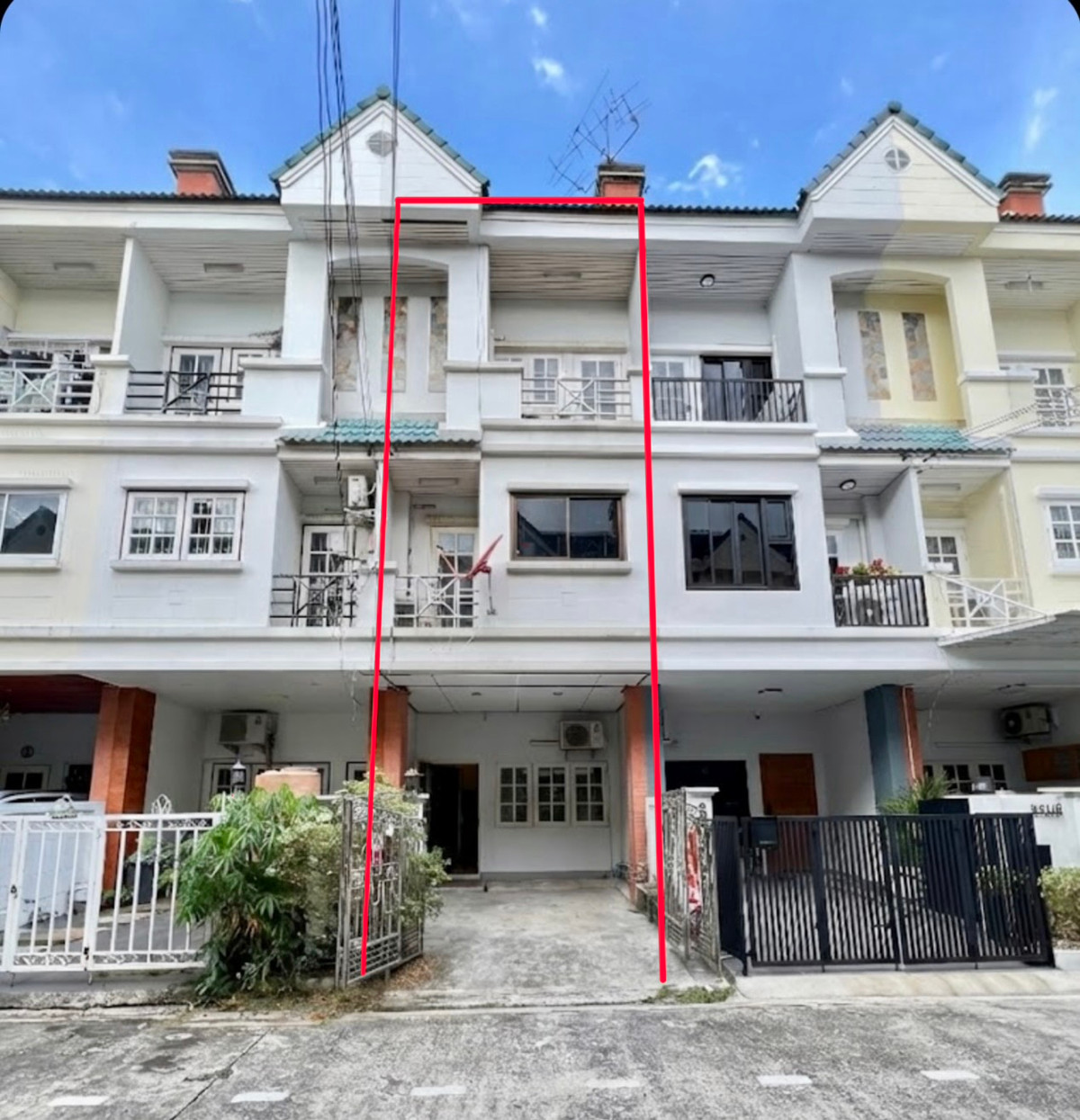 ขายทาวน์โฮมโชคชัย4 ลาดพร้าว71 : ขายทาวน์โฮม 3 ชั้น หมู่บ้านเกตุนุติเชอมีเน่ ลาดพร้าว 87 | ทำเลศักยภาพ ใจกลางลาดพร้าว เดินทางสะดวก ใกล้สิ่งอำนวยความสะดวกครบ