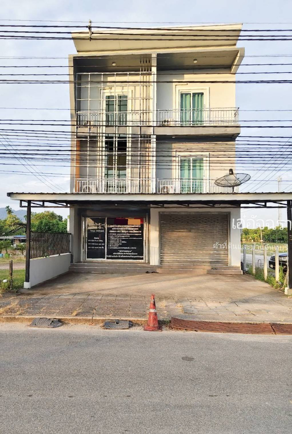 For SaleShop HouseChanthaburi : 3-story commercial building for sale, prime location next to Sukhumvit Road - next to the flea market, Khlung District, Chanthaburi Province.