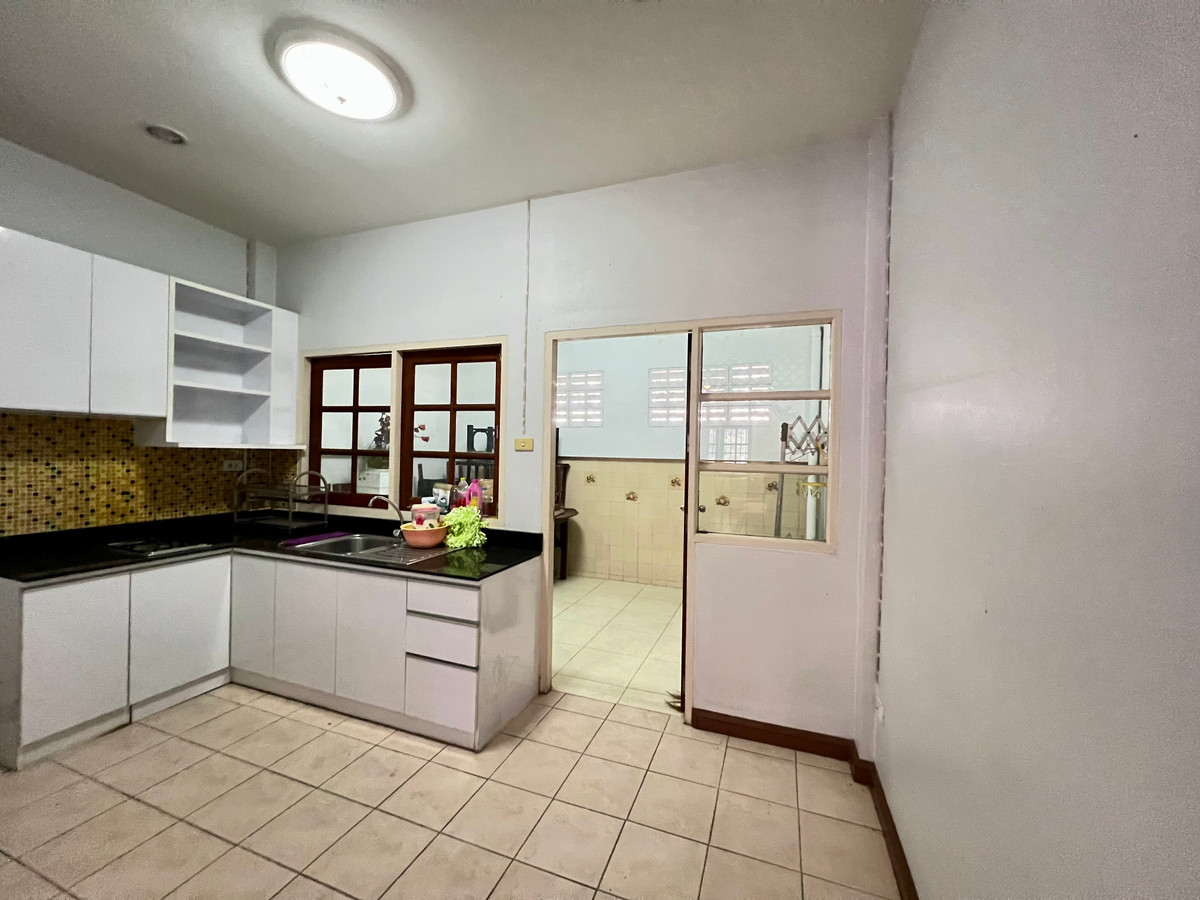 ขายทาวน์โฮมโชคชัย4 ลาดพร้าว71 : ขายทาวน์โฮม 3 ชั้น หมู่บ้านเกตุนุติเชอมีเน่ ลาดพร้าว 87 | ทำเลศักยภาพ ใจกลางลาดพร้าว เดินทางสะดวก ใกล้สิ่งอำนวยความสะดวกครบ