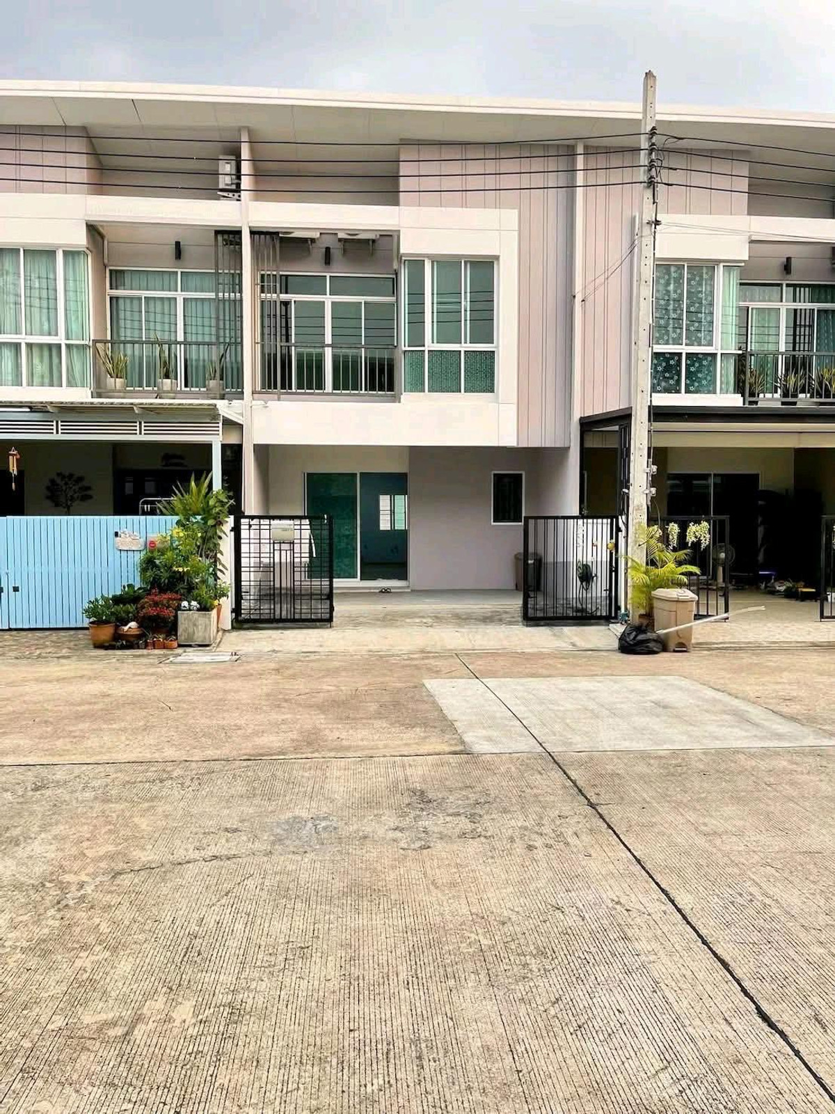 ให้เช่าทาวน์โฮมนวมินทร์ รามอินทรา : 📍 ใกล้ Fashion Island และ The Promenade แบบบ้าน Spring จากโครงการ ปริญสิริ (Prinsiri)