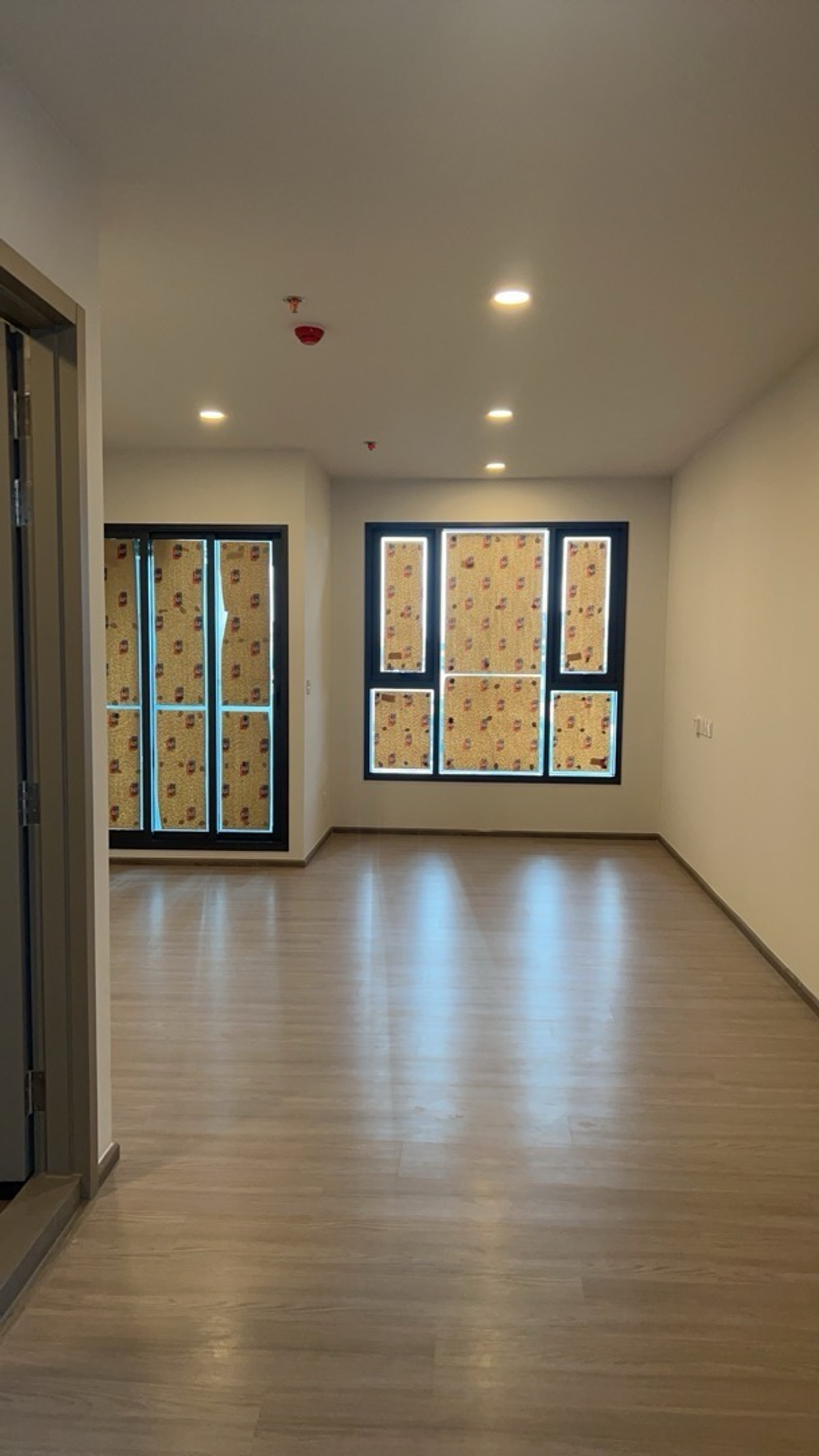 ให้เช่าคอนโดคลองเตย กล้วยน้ำไท : ปล่อยเช่าคอนโดรูปภาพบางส่วนถ่ายจากห้องตัวอย่าง แต่ภาพท้ายๆคือออกแบบให้ให้เข้ากับห้อง 

Highlight
Aspire สุขุมวิท – พระราม 4 เป็นคอนโด High Rise สูง 38 ชั้น บนถนนพระราม 4 ห้องอยู่ชัั้น 8 วิวสระว่ายน้ำติดกับส่วนกลาง ขนาด 26.5 ตรม.