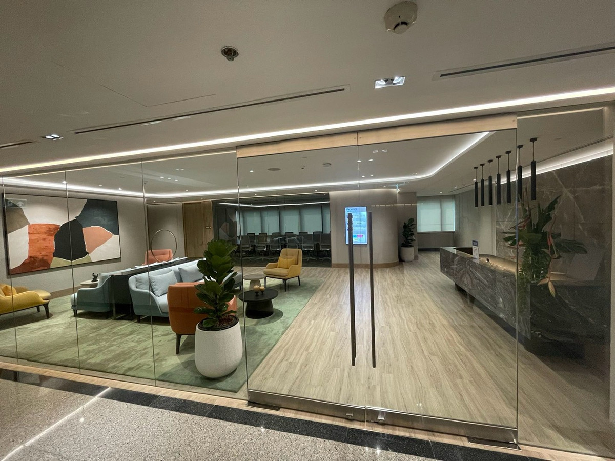 President Tower – สำนักงานให้เช่าห่างจากสถานี BTS Chit Lom เพียง 50 เมตร! Loading...