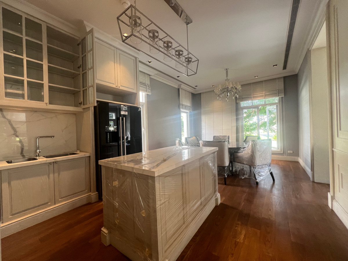 For SaleHouseKaset Nawamin,Ladplakao : Luxurious 5 bedroom house along Ramintra Expressway, ready to decorate, next to the lake.