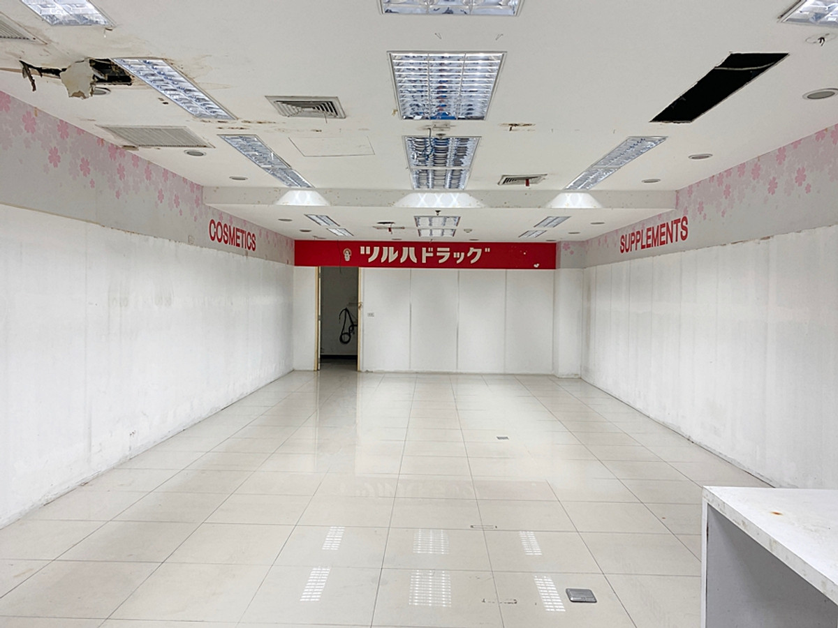 พื้นที่ให้เช่าในอาคาร ติดถนนสีลม ชั้นเดียวกับ Pizza Hut, KFC, Office Mate และร้านผับ Loading...