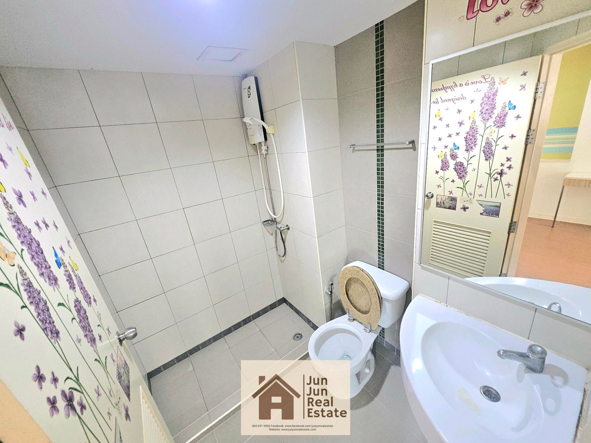 Commercial building for rent, 16 sq m, 4 floors, half renovated. (There are 2 rooms next to each other)(Opposite Sinthanee Residence Condominium) Loading...