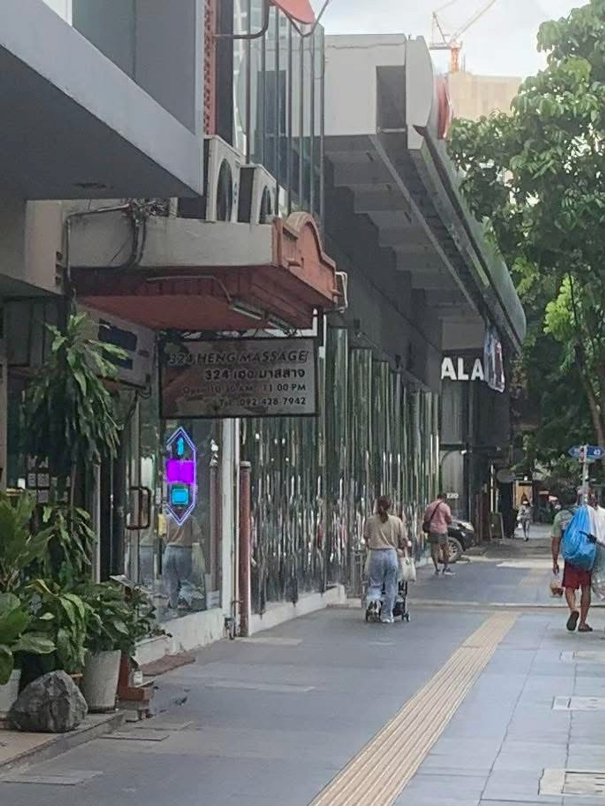 🔥 Commercial building for rent – best location in the heart of Sukhumvit Located on the main Sukhumvit Road between Soi 41 - 43 - 47, only 500 meters from BTS Phrom Phong and EmQuartier✨ This location is considered “Not easy to find”! #Can  register a co Loading...