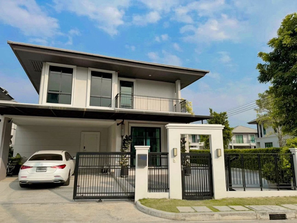 For SaleHousePattanakan, Srinakarin : ✨🏡 Beautiful house for sale, outside corner plot, lots of space next to the house, Phatthanakan location, selling with furniture.