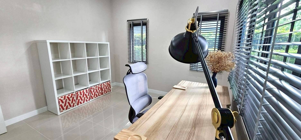 For RentHousePattanakan, Srinakarin : Large detached house for rent, Setthasiri 2, Krungthep Kreetha, first hand, land size 114 sq m, area 450 sq m, 5 bedrooms, 4 parking spaces, price 350,000 baht.