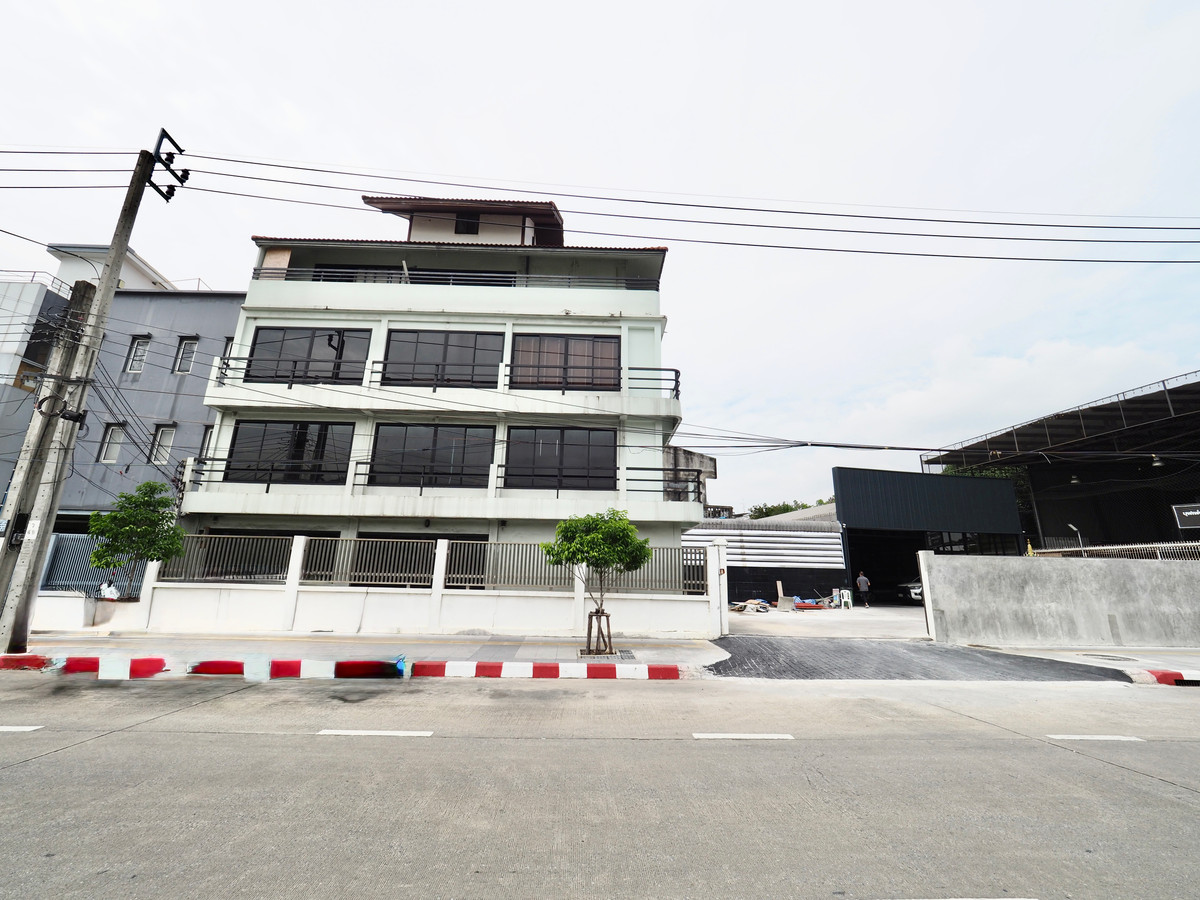 ให้เช่าสำนักงานพระราม 3 สาธุประดิษฐ์ : อาคารสำนักงาน 4 ชั้นรีโนเวทใหม่ติดถนนหลักยานนาวาพร้อมที่จอด