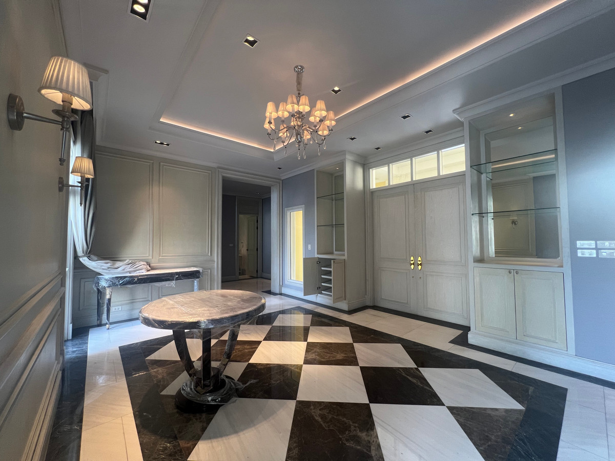 For SaleHouseKaset Nawamin,Ladplakao : Luxurious 5 bedroom house along Ramintra Expressway, ready to decorate, next to the lake.