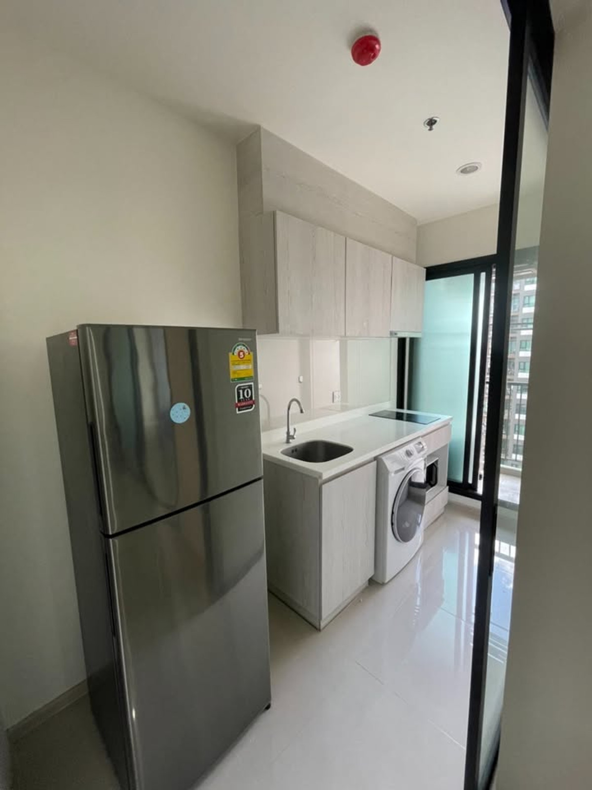 🏙 Condo for rent, Life Asoke, near MRT Phetchaburi, only 200 meters 💰 Rental price: 18,000 baht/month Loading...