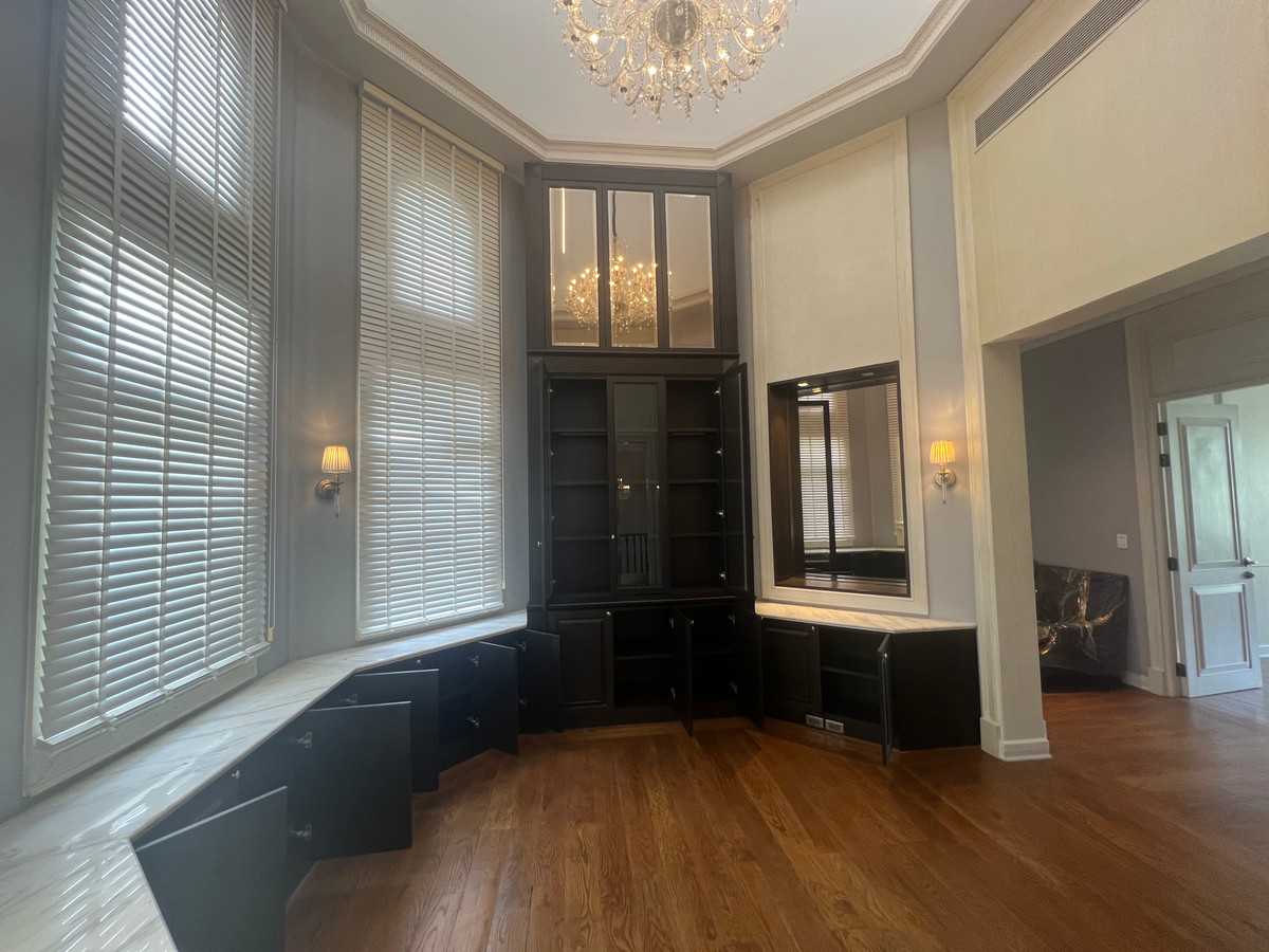 For SaleHouseKaset Nawamin,Ladplakao : Luxurious 5 bedroom house along Ramintra Expressway, ready to decorate, next to the lake.