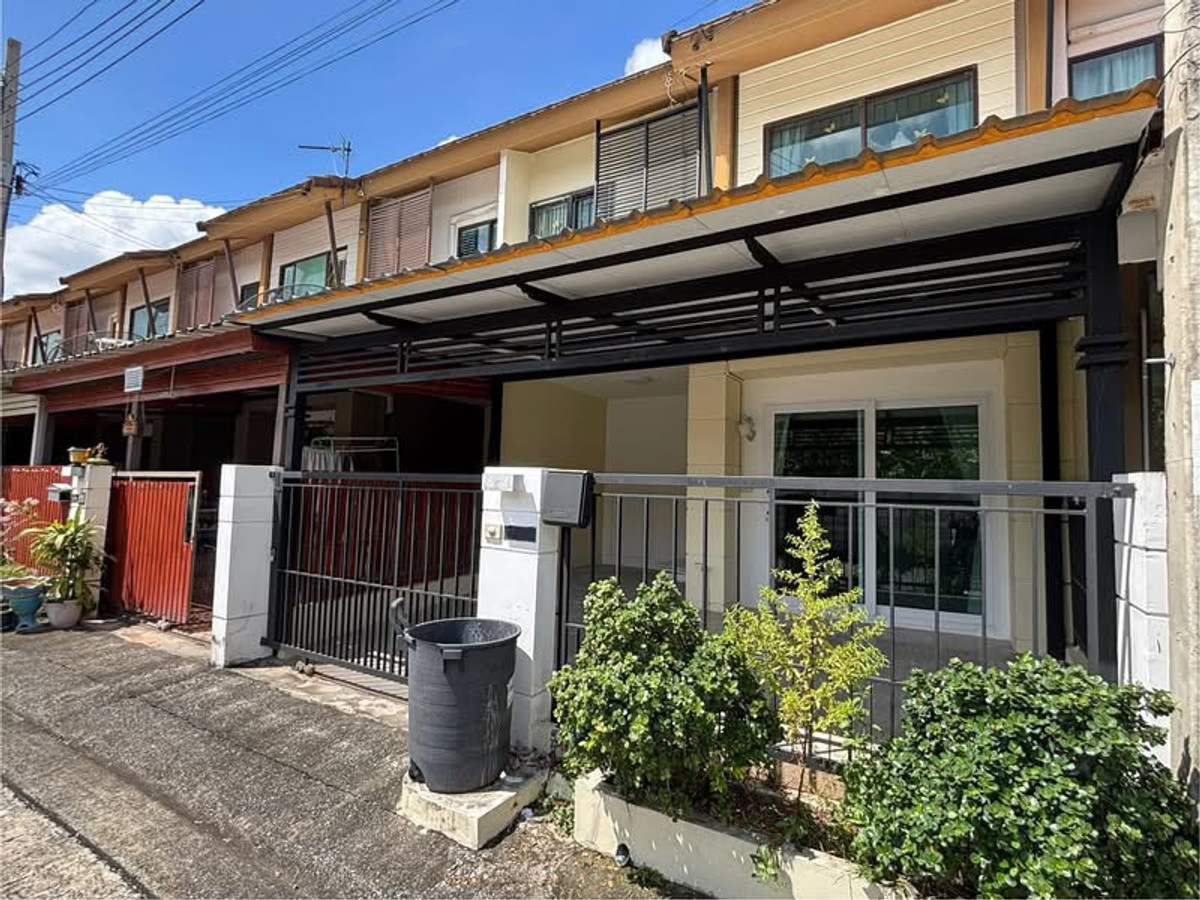 HousePattanakan, Srinakarin : P-2836 House in good location, convenient to travel, can enter and exit in many ways. For rent/Urgent sale! Townhome Pruksa Ville 57 Phatthanakan ready to move in.