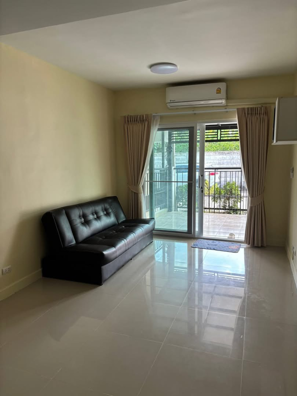 HousePattanakan, Srinakarin : P-2836 House in good location, convenient to travel, can enter and exit in many ways. For rent/Urgent sale! Townhome Pruksa Ville 57 Phatthanakan ready to move in.