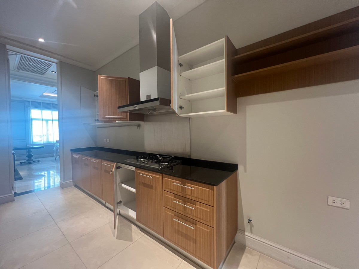 For SaleHouseKaset Nawamin,Ladplakao : Luxurious 5 bedroom house along Ramintra Expressway, ready to decorate, next to the lake.