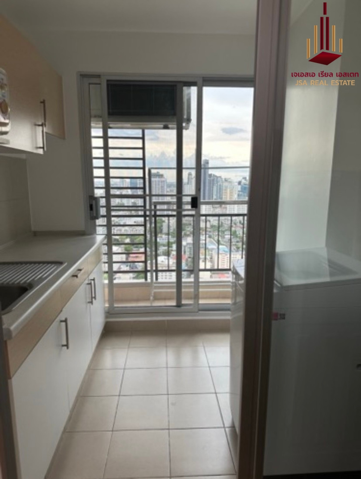 For SaleCondoRama9, Petchburi, RCA : ✨ For Sale: Supalai Park Ekkamai - Thonglor Condo ✨ 💰 Only 3,000,000 THB