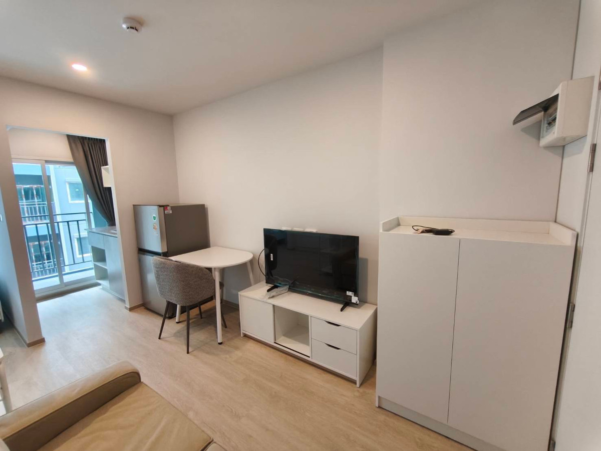 Interested in renting... you can talk to us. Earn Amata Nakorn Project. New room out of the box. Everything is new. The building is finished, ready to transfer, ready to move in, ready to invest, near Amata Nakorn Industrial Estate, only 3 km.* to Robinso Loading...