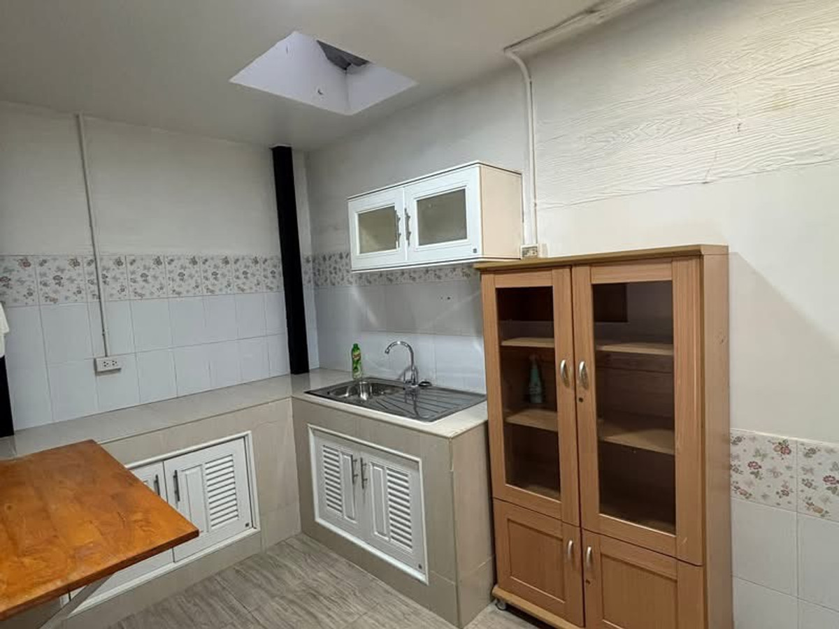 HousePattanakan, Srinakarin : P-2836 House in good location, convenient to travel, can enter and exit in many ways. For rent/Urgent sale! Townhome Pruksa Ville 57 Phatthanakan ready to move in.