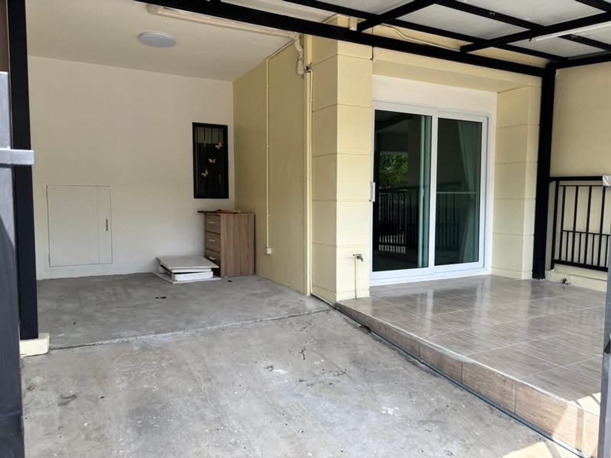 HousePattanakan, Srinakarin : P-2836 House in good location, convenient to travel, can enter and exit in many ways. For rent/Urgent sale! Townhome Pruksa Ville 57 Phatthanakan ready to move in.