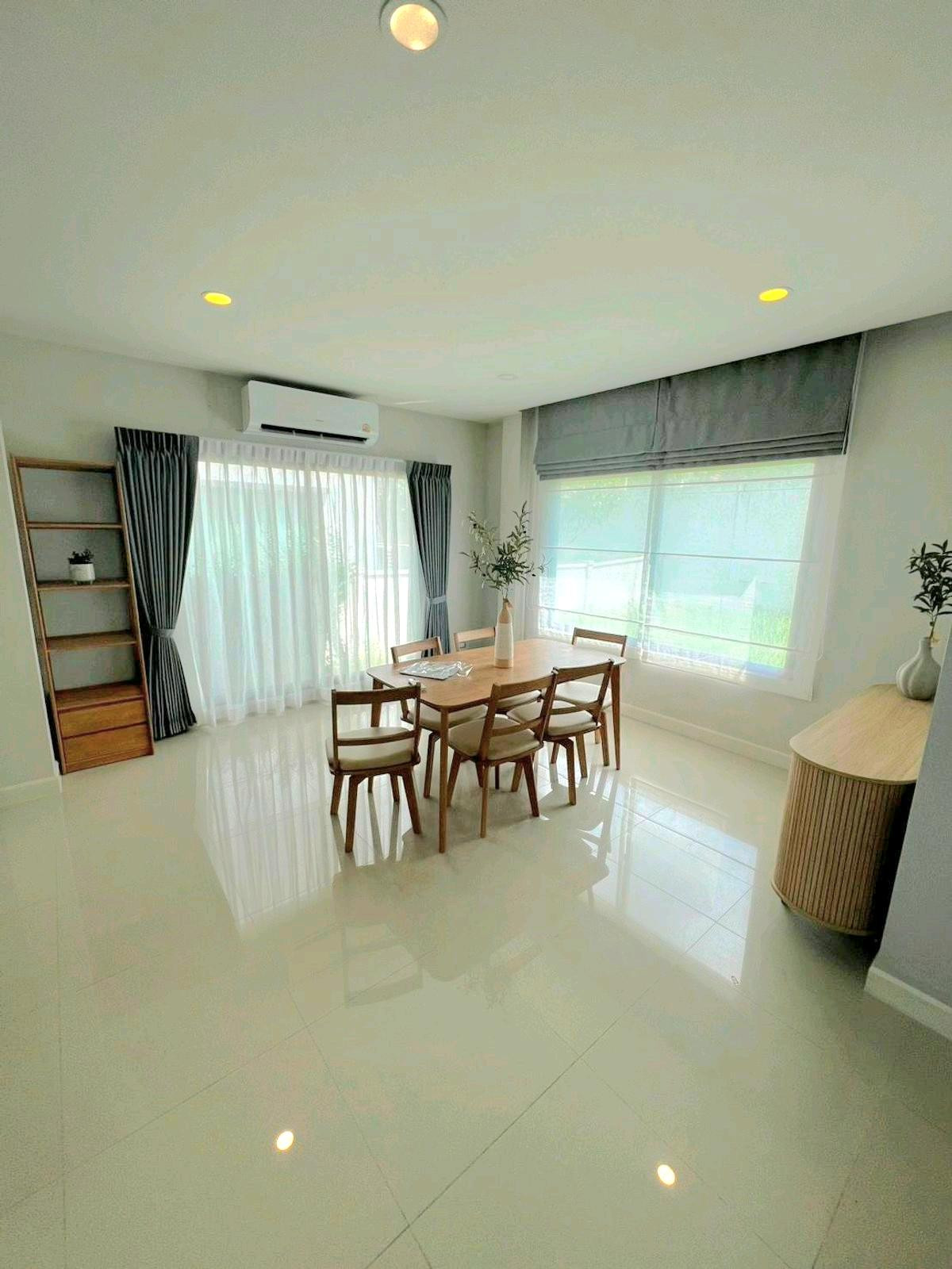 ให้เช่าบ้านนวมินทร์ รามอินทรา : บ้านเดี่ยวให้เช่า – The Citi รามอินทรา 🏡
บ้านสวย เงียบสงบ เฟอร์นิเจอร์ครบ พร้อมอยู่ทันที 
พื้นที่ 77 ตร.วา พื้นที่ใช้สอยประมาณ 200 ตร.ม.
4 ห้องนอน🛌 / 3 ห้องน้ำ🛀 / 1 ห้องนั่งเล่น🛋️ / 1 โถงรับรอง
