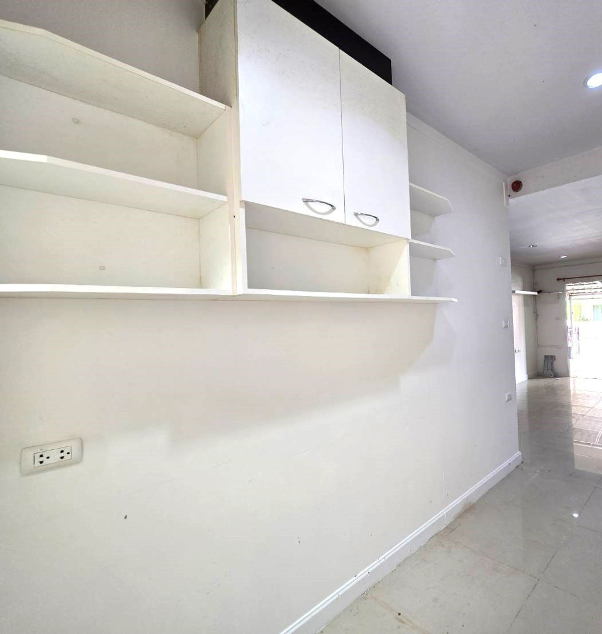 ถูกแบบนี้หาไม่ได้อีกแล้ว!!! ราคาดีแบบนี้มีเพียงหลังเดียวเท่านั้น! ทาวน์โฮม 2 ชั้น ขายตามสภาพ หมู่บ้าน ไอลีฟ ทาวน์ ลำลูกกาคลอง 3  Loading...