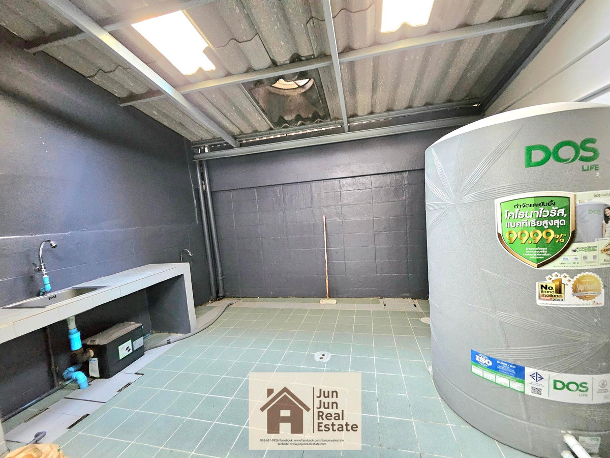 Commercial building for rent, 16 sq m, 4 floors, half renovated. (There are 2 rooms next to each other)(Opposite Sinthanee Residence Condominium) Loading...