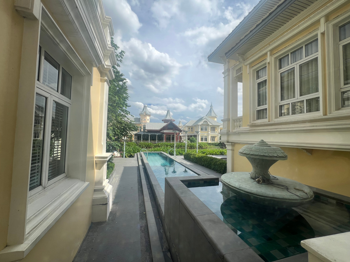 For SaleHouseKaset Nawamin,Ladplakao : Luxurious 5 bedroom house along Ramintra Expressway, ready to decorate, next to the lake.