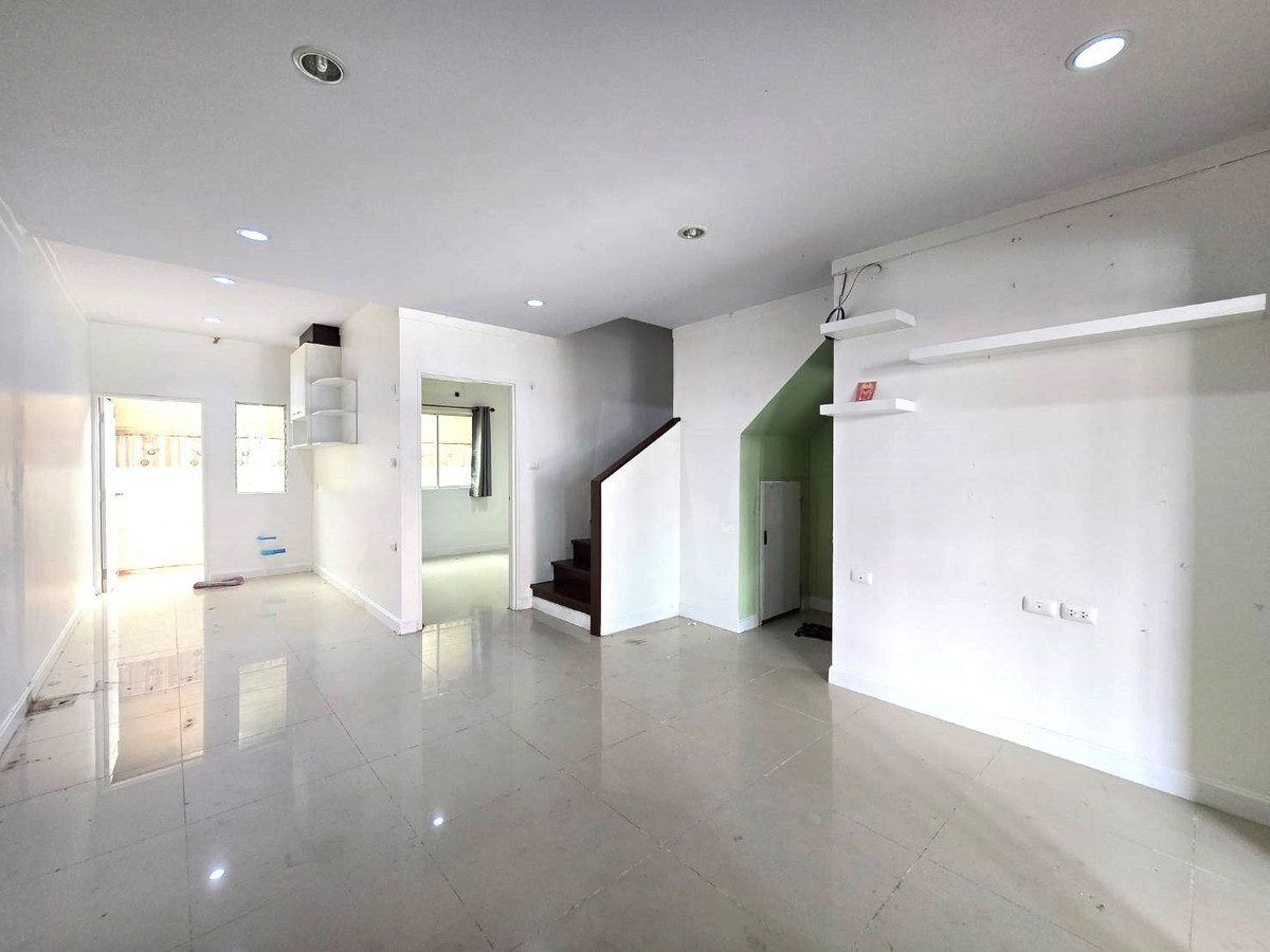 ถูกแบบนี้หาไม่ได้อีกแล้ว!!! ราคาดีแบบนี้มีเพียงหลังเดียวเท่านั้น! ทาวน์โฮม 2 ชั้น ขายตามสภาพ หมู่บ้าน ไอลีฟ ทาวน์ ลำลูกกาคลอง 3  Loading...