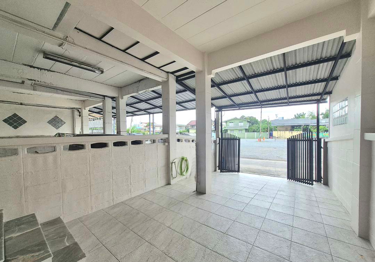 ขาย ทาวน์โฮม 3 ชั้น ซอยเรวดี 28 สภาพดี พร้อมอยู่ Loading...