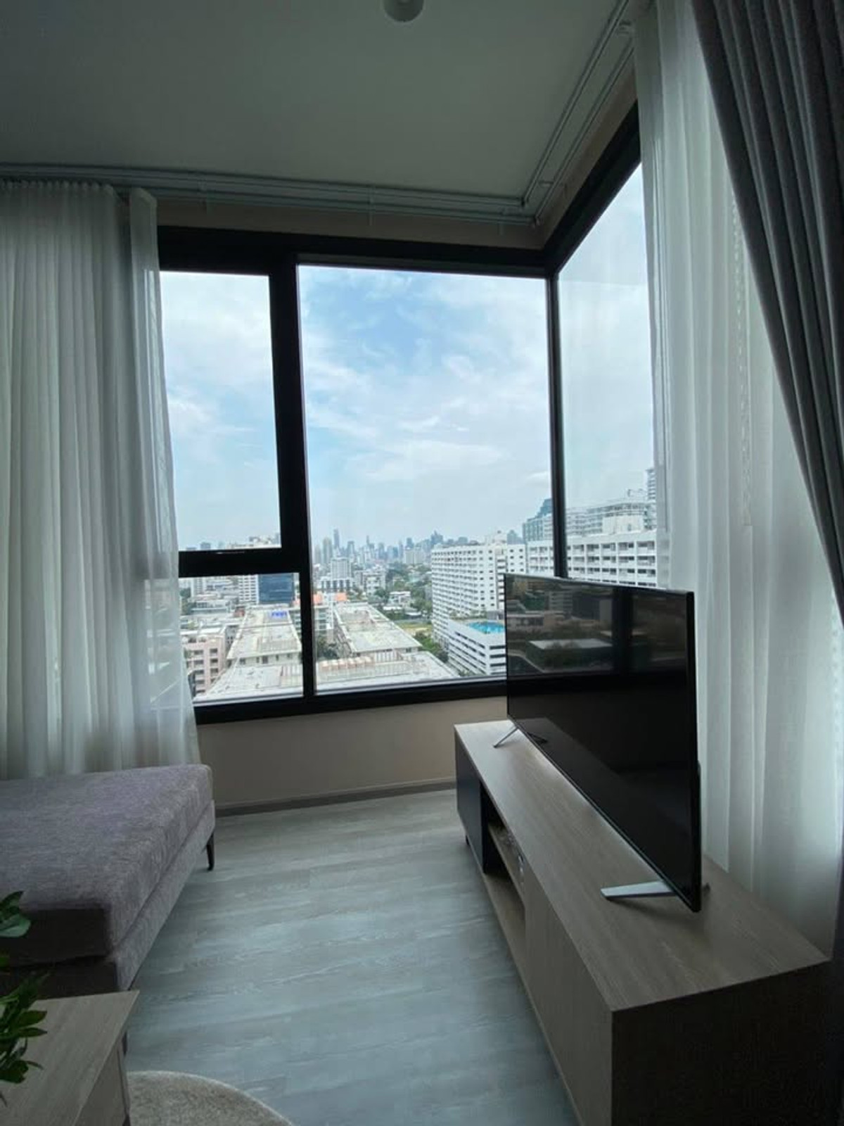 8th floor condo with furniture, beautifully decorated, for rent in Ekkamai-Thonglor area, near Donki Mall Thonglor, only 350 meters. Loading...