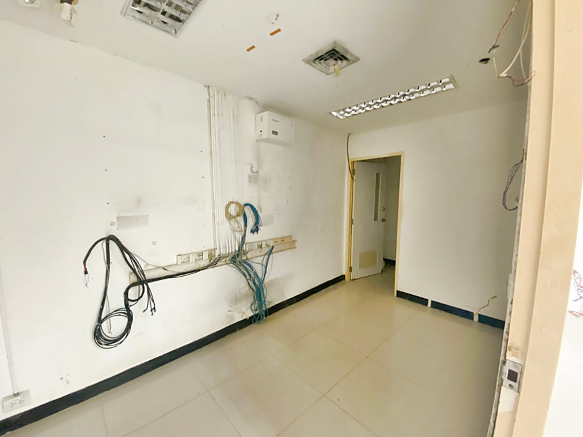 พื้นที่ให้เช่าในอาคาร ติดถนนสีลม ชั้นเดียวกับ Pizza Hut, KFC, Office Mate และร้านผับ Loading...