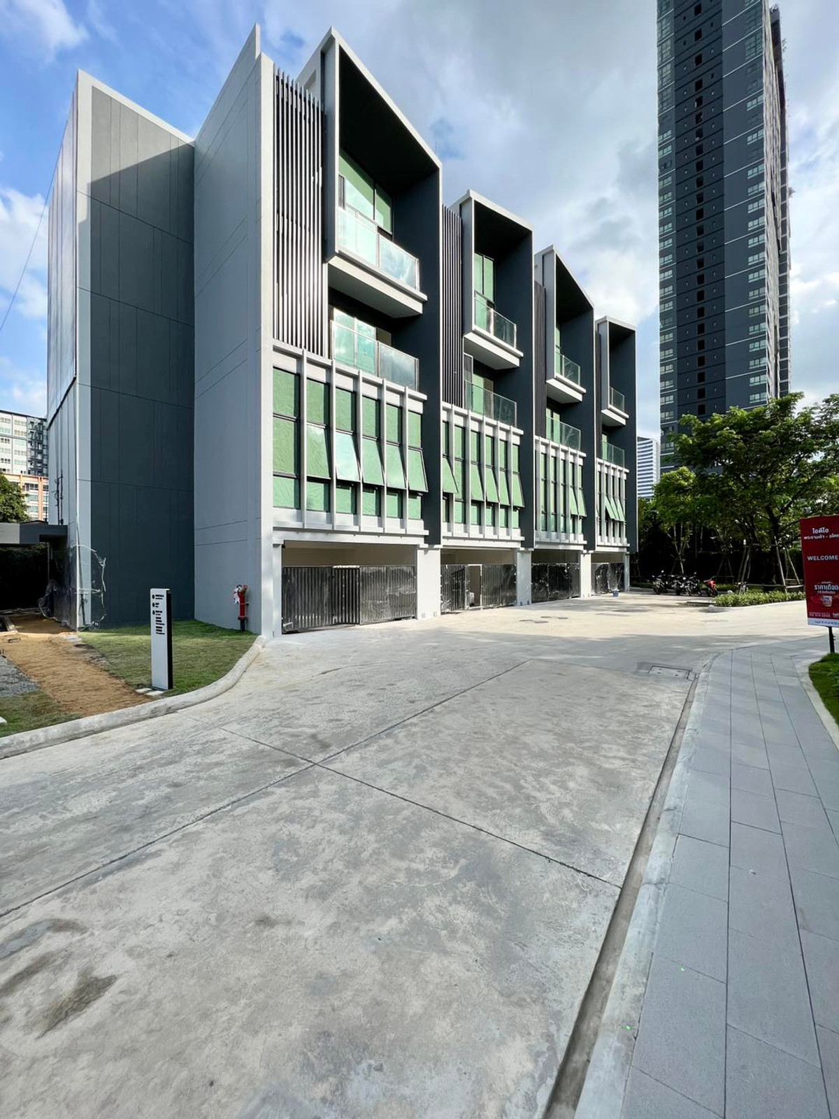 ขายโฮมออฟฟิศพระราม 9 เพชรบุรีตัดใหม่ RCA : Town Villa IDEO Rama9 – Asoke  เดินเพียง 400 ม. ถึง MRT พระราม 9 / ใกล้ Central พระราม 9 Town Villa ระดับ Luxury บนทำเลย่าน New-CBD รายล้อมด้วยอาคารสำนักงาน, แหล่งไลฟ์สไตล์, และคอมมูนิตี้หนาแน่นที่สุดของกรุงเทพฯ 