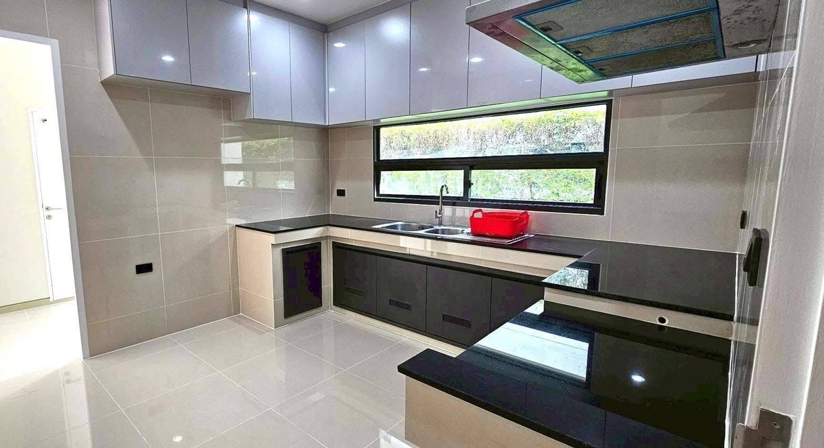 For RentHousePattanakan, Srinakarin : Large detached house for rent, Setthasiri 2, Krungthep Kreetha, first hand, land size 114 sq m, area 450 sq m, 5 bedrooms, 4 parking spaces, price 350,000 baht.