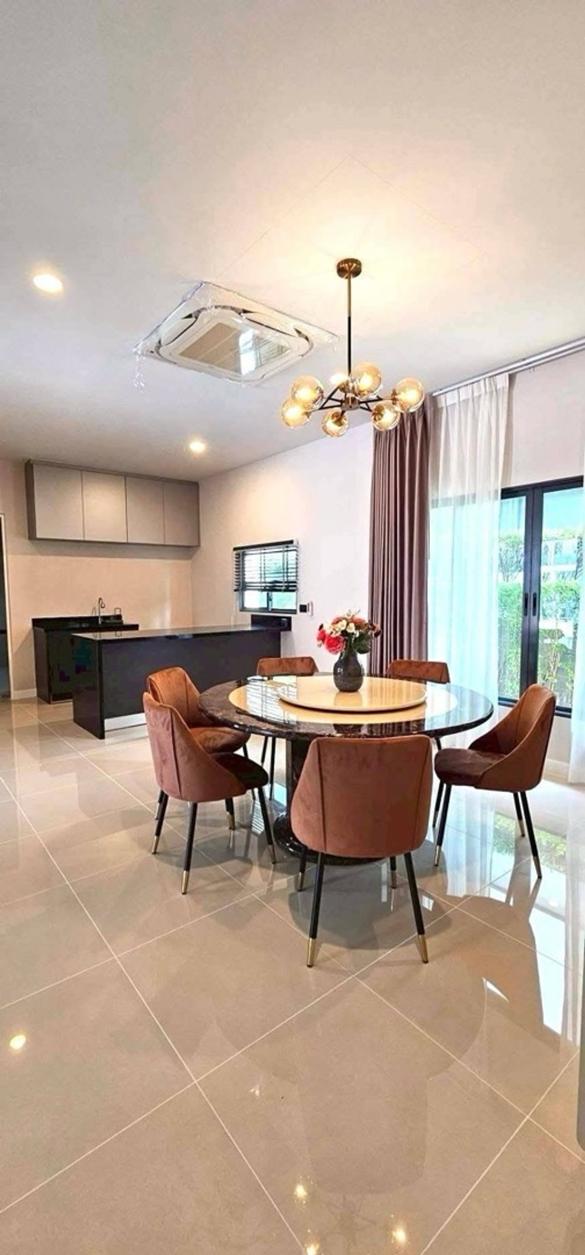 For RentHousePattanakan, Srinakarin : Large detached house for rent, Setthasiri 2, Krungthep Kreetha, first hand, land size 114 sq m, area 450 sq m, 5 bedrooms, 4 parking spaces, price 350,000 baht.
