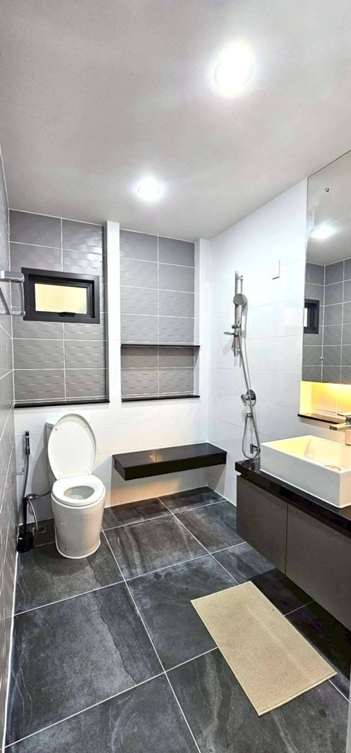 For RentHousePattanakan, Srinakarin : Large detached house for rent, Setthasiri 2, Krungthep Kreetha, first hand, land size 114 sq m, area 450 sq m, 5 bedrooms, 4 parking spaces, price 350,000 baht.