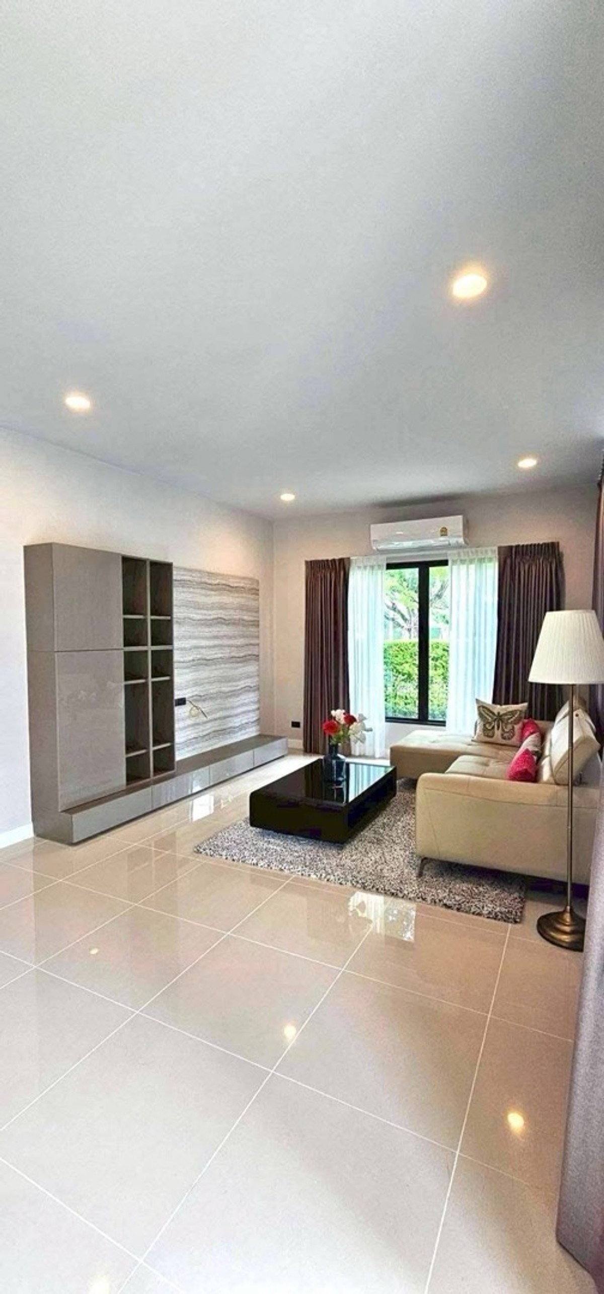 For RentHousePattanakan, Srinakarin : Large detached house for rent, Setthasiri 2, Krungthep Kreetha, first hand, land size 114 sq m, area 450 sq m, 5 bedrooms, 4 parking spaces, price 350,000 baht.