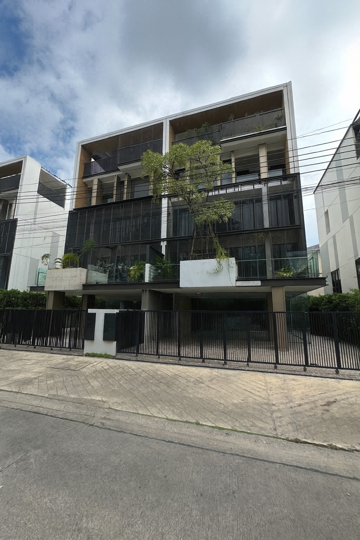 ให้เช่าโฮมออฟฟิศพระราม 9 เพชรบุรีตัดใหม่ RCA : 🏢 ให้เช่าโฮมออฟฟิศ 5 ชั้น The Element พระราม 9 ✨ ทำเลพรีเมียม ใกล้ The Nine พระราม 9 เดินทางเข้า–ออกเมืองสะดวก