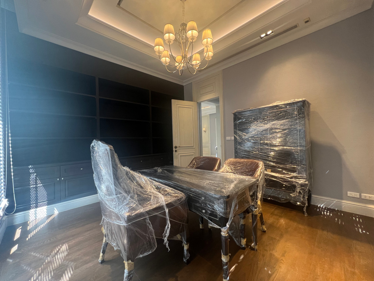 For SaleHouseKaset Nawamin,Ladplakao : Luxurious 5 bedroom house along Ramintra Expressway, ready to decorate, next to the lake.