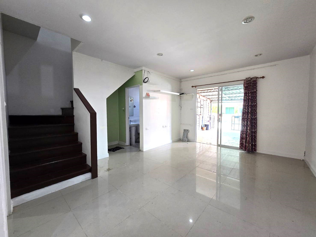 ถูกแบบนี้หาไม่ได้อีกแล้ว!!! ราคาดีแบบนี้มีเพียงหลังเดียวเท่านั้น! ทาวน์โฮม 2 ชั้น ขายตามสภาพ หมู่บ้าน ไอลีฟ ทาวน์ ลำลูกกาคลอง 3  Loading...