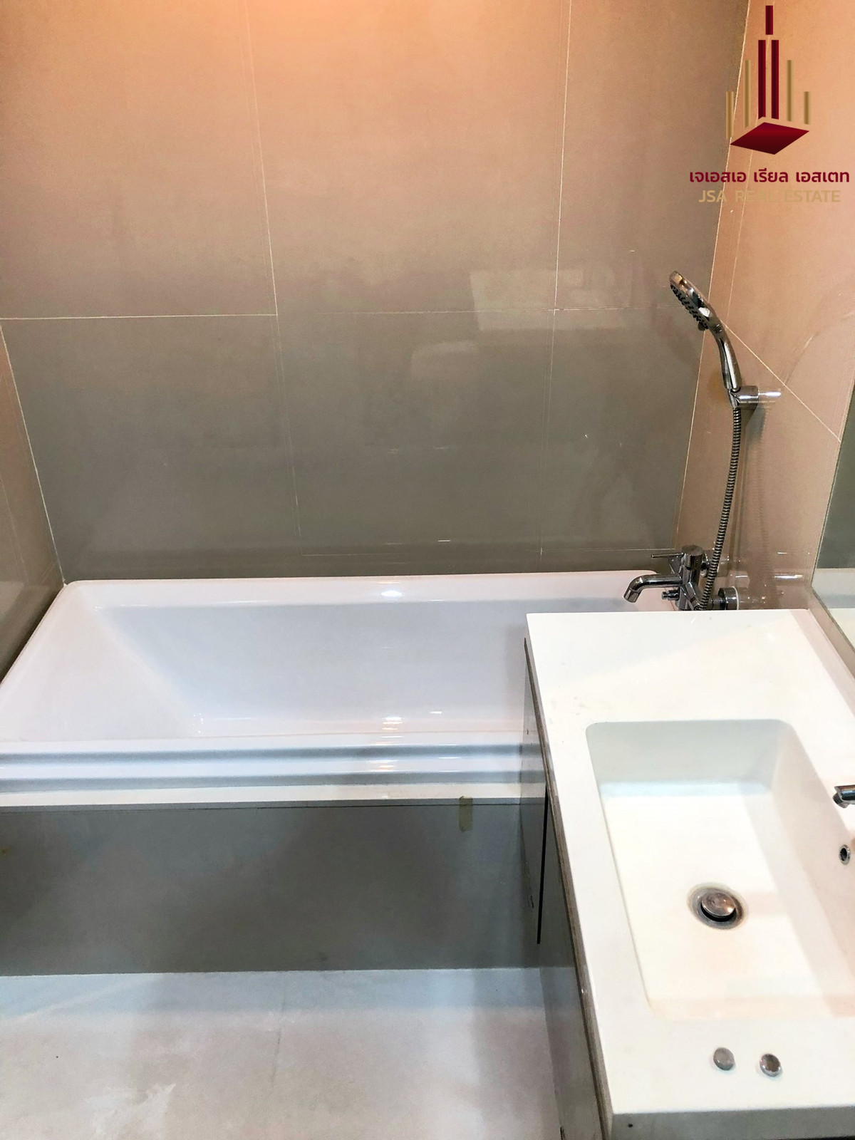 For SaleCondoRatchathewi,Phayathai : ✨ For Sale: The Capital Ratchaprarop-Vibha Condo ✨ 💰 Only 13,900,000 THB