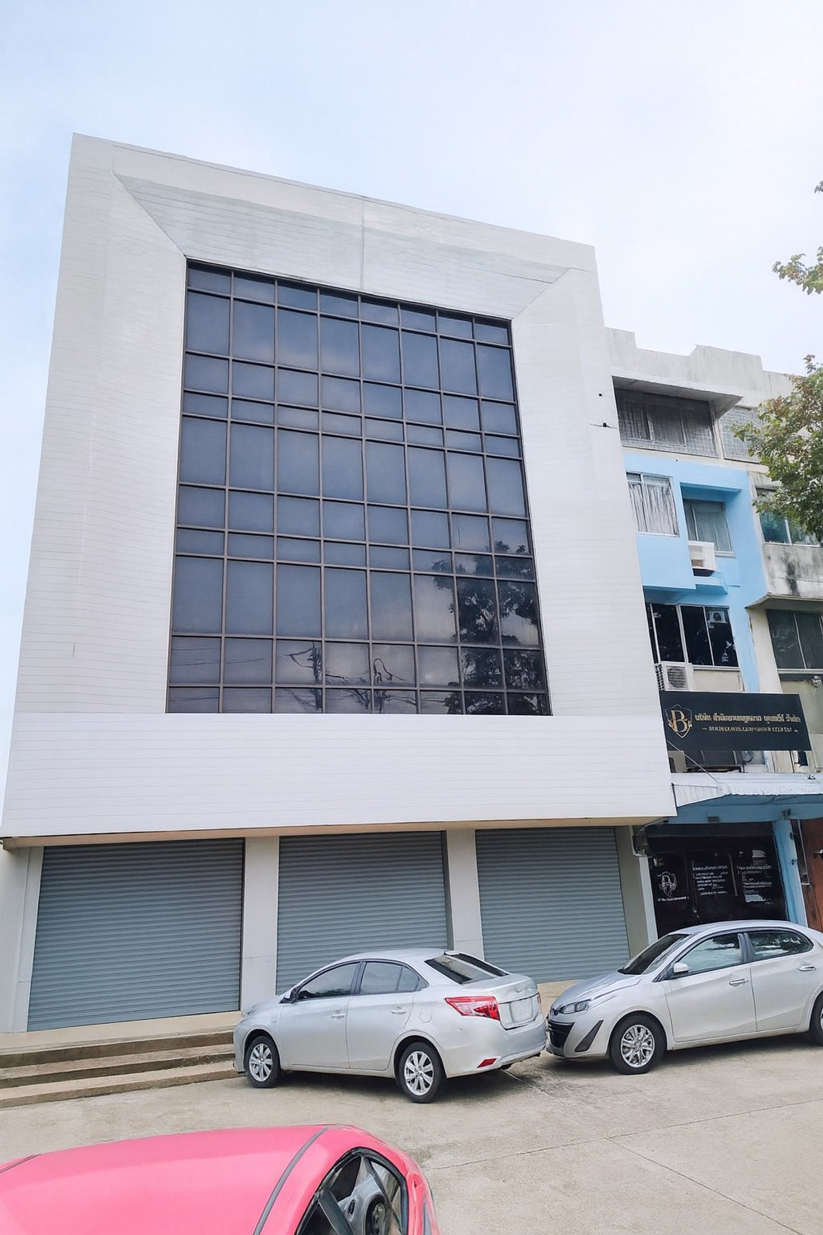 ให้เช่าอาคารพาณิชย์เสรีไทย-นิด้า : 🏢 ให้เช่าอาคารพาณิชย์ 5 ชั้น  3 คูหา ติดถนนใหญ่ 📍 ทำเลทอง ปากซอยเสรีไทย เดินทางสะดวก ใกล้ทางด่วนกาญจนาภิเษก