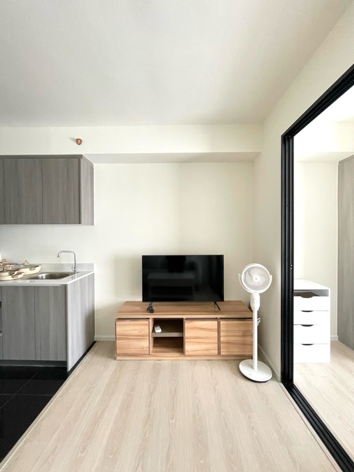 ให้เช่าคอนโดบางนา แบริ่ง ลาซาล : ห้องเข้ามาใหม่ห้ามพลาดราคาดีงามสุดๆ

ให้เช่า 𝗔 𝘀𝗽𝗮𝗰𝗲 𝗠𝗲𝗴𝗮2 


คอนโดติด 𝗠𝗲𝗴𝗮 𝗕𝗮𝗻𝗴𝗻𝗮   เฟอร์นิเจอร์ครบ


 หิ้วกระเป๋า เข้าอยู่ได้เลย 


◾️ ชั้น 6 ขนาด 29 ตร.ม.


◾️ 1 ห้องนอน , 𝟭ห้องน้ำ ,𝟭ห้องนั่งเล่น , 𝟭ที่จอดรถ


◾️พร้อมเฟอร์นิ