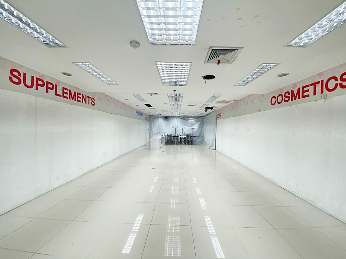 ให้เช่าร้านค้า/ตลาดนัดสีลม ศาลาแดง บางรัก : พื้นที่ให้เช่าในอาคาร ติดถนนสีลม ชั้นเดียวกับ Pizza Hut, KFC, Office Mate และร้านผับ