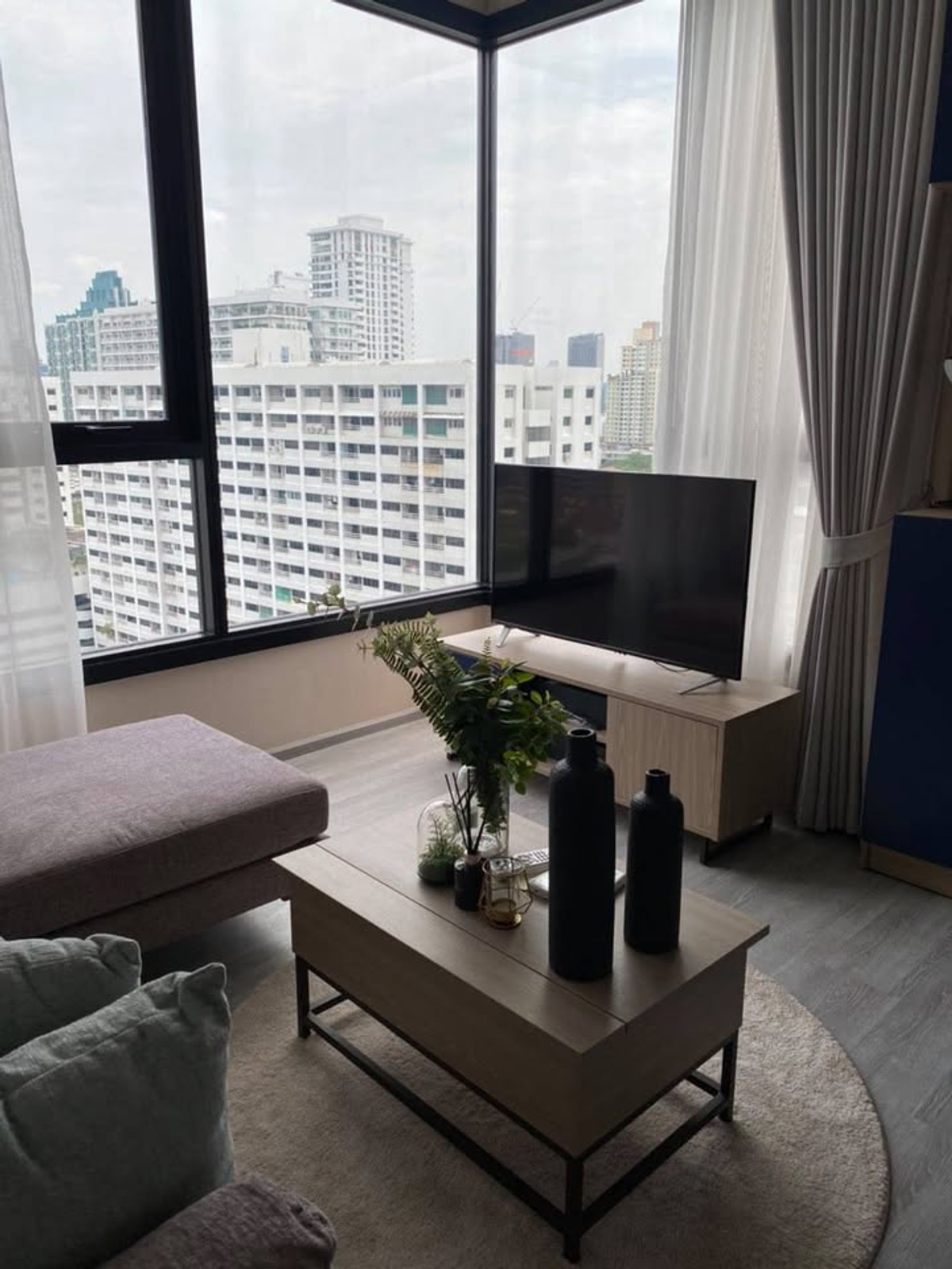 8th floor condo with furniture, beautifully decorated, for rent in Ekkamai-Thonglor area, near Donki Mall Thonglor, only 350 meters. Loading...