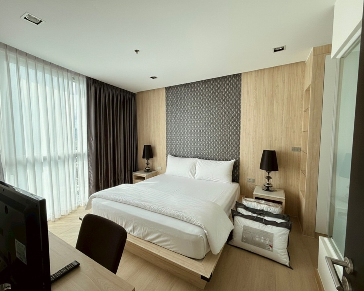 For rent - Sky Walk Residences ✨ Luxury condo in the heart of Sukhumvit, next to BTS Phra Khanong 🚆💰 Rent 40,000 baht/month Loading...